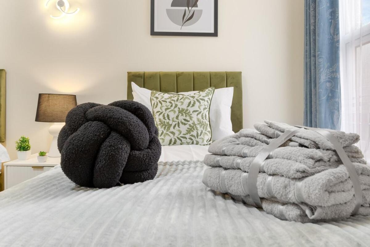 Lovely 4-br In Leyton - Sleeps 14, Near Tube Holiday home *