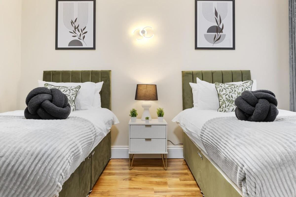 Lovely 4-br In Leyton - Sleeps 14, Near Tube * London