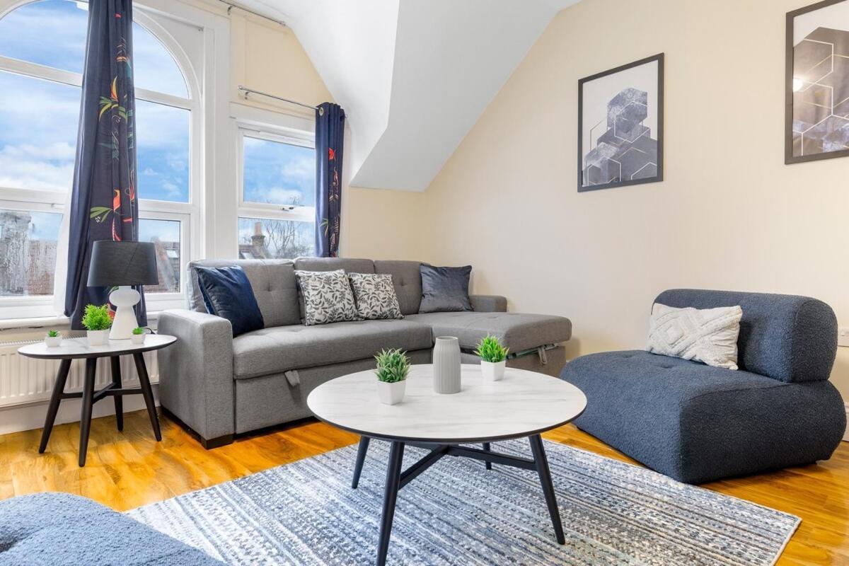Lovely 4-br In Leyton - Sleeps 14, Near Tube Holiday home *