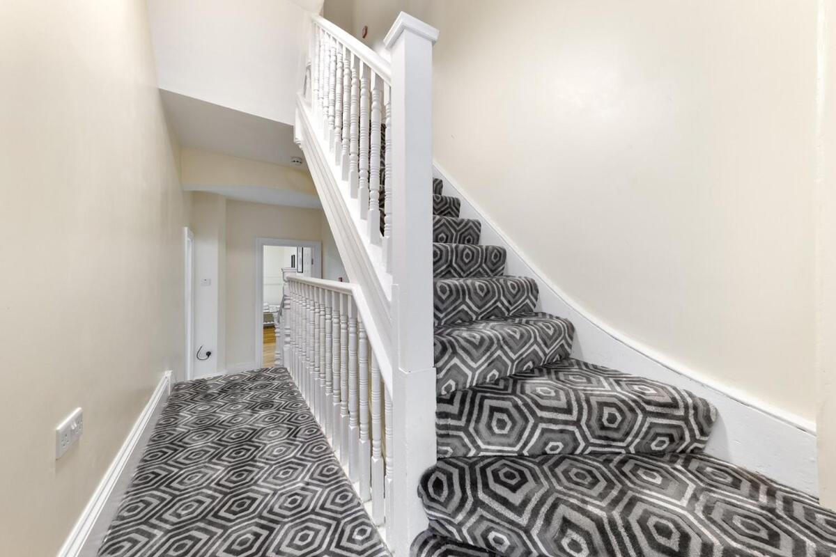 Holiday home Lovely 4-br In Leyton - Sleeps 14, Near Tube London