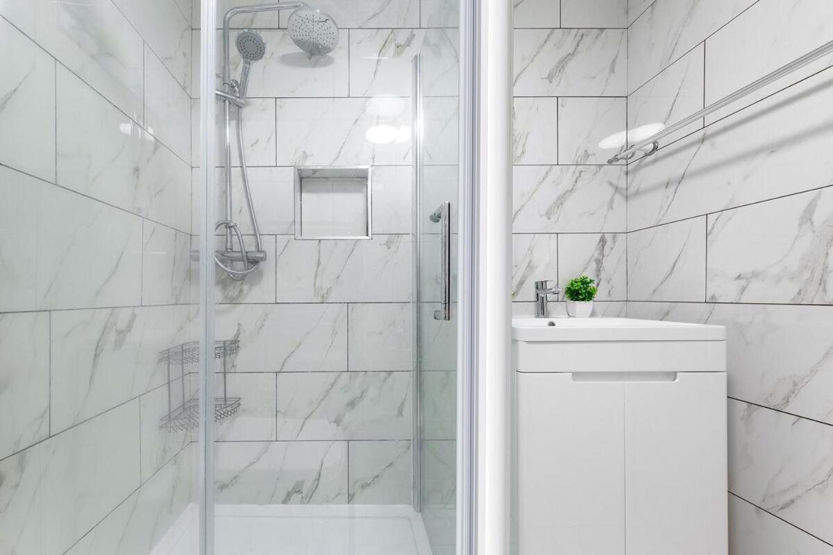 Holiday home Lovely 4-br In Leyton - Sleeps 14, Near Tube