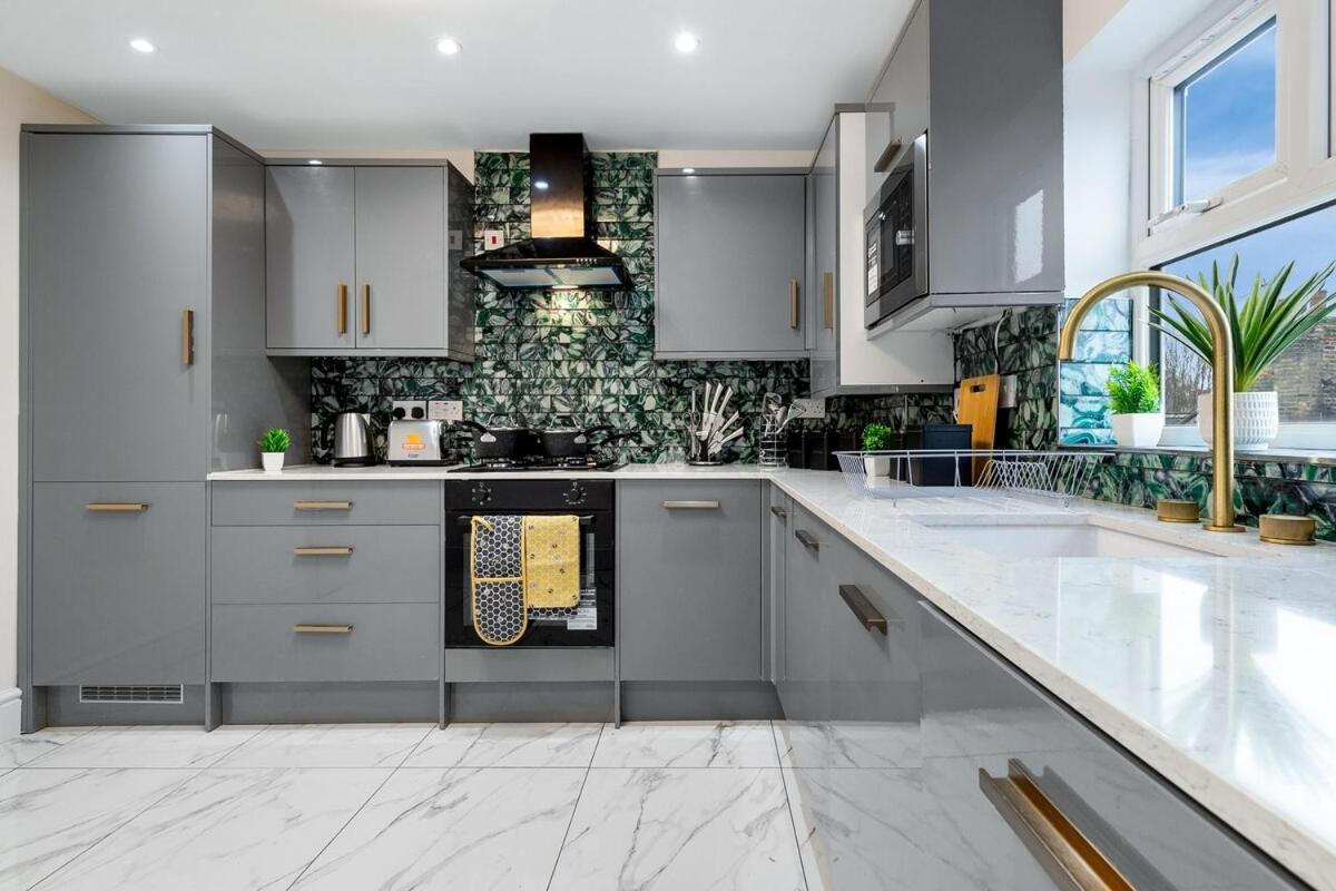 Holiday home Lovely 4-br In Leyton - Sleeps 14, Near Tube *