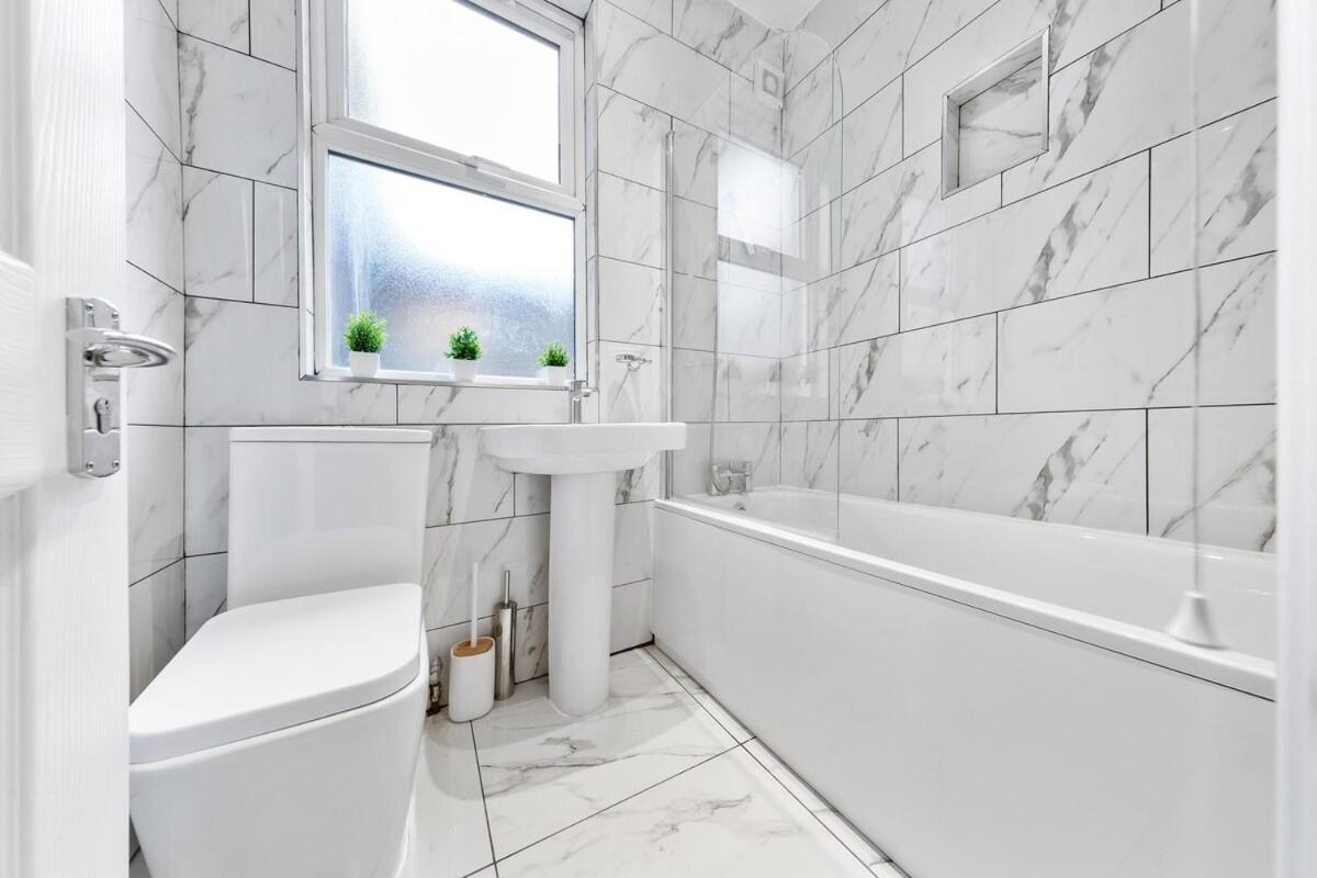 Lovely 4-br In Leyton - Sleeps 14, Near Tube Holiday home