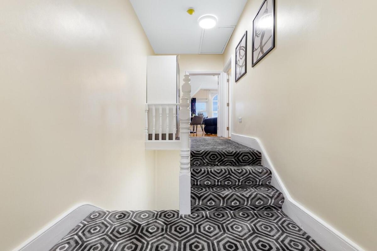 Lovely 4-br In Leyton - Sleeps 14, Near Tube Holiday home *