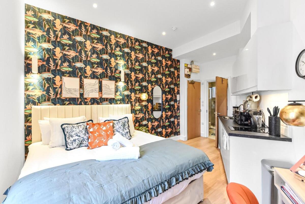 Cute & Compact - Petite With Style! * London