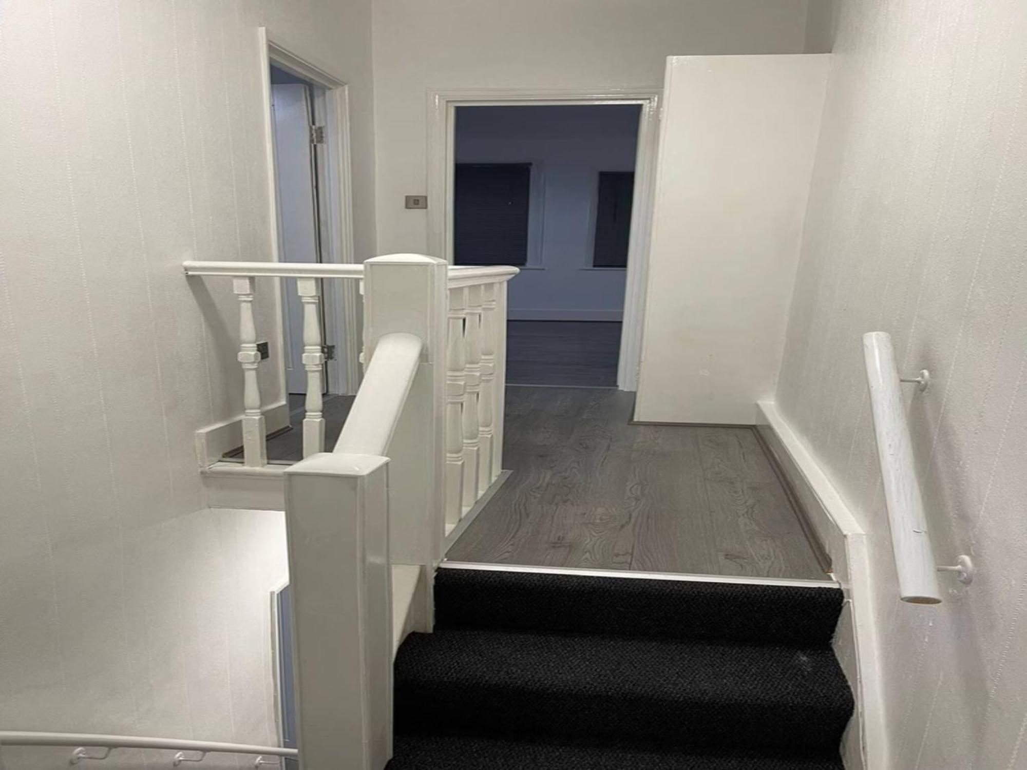 Modern 5 Bedroom House - Enfield Ferienhaus *