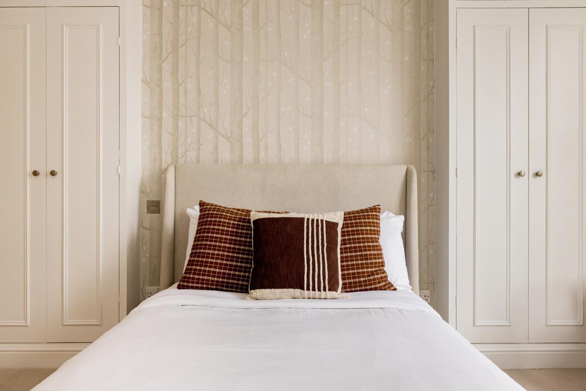 The Chelsea Nest - Stylish 2bdr With Balcony Apartment