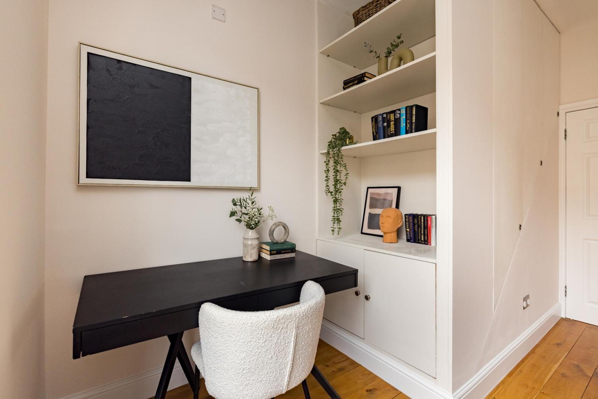 The Chelsea Nest - Stylish 2bdr With Balcony Apartment *