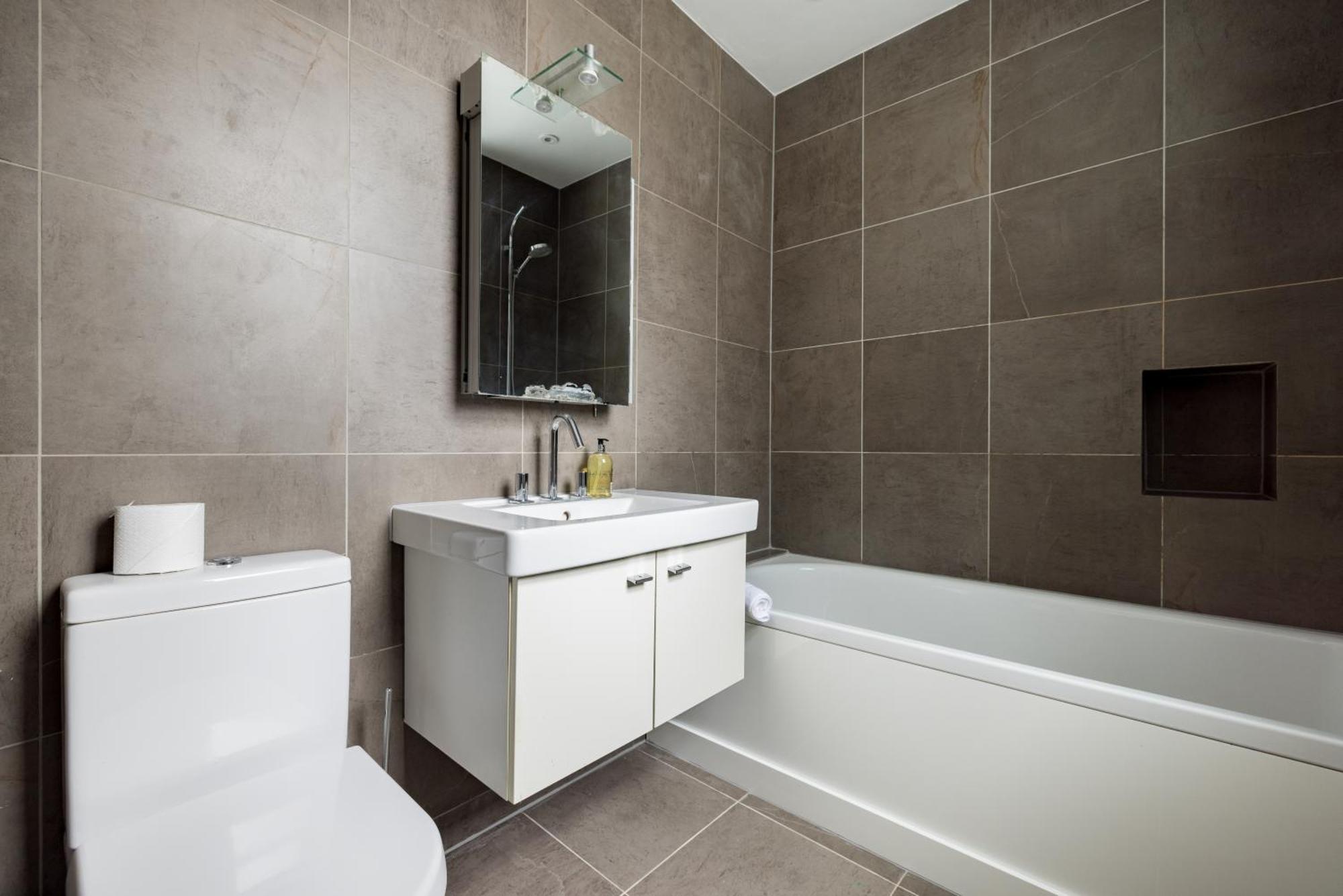 The Chelsea Nest - Stylish 2bdr With Balcony