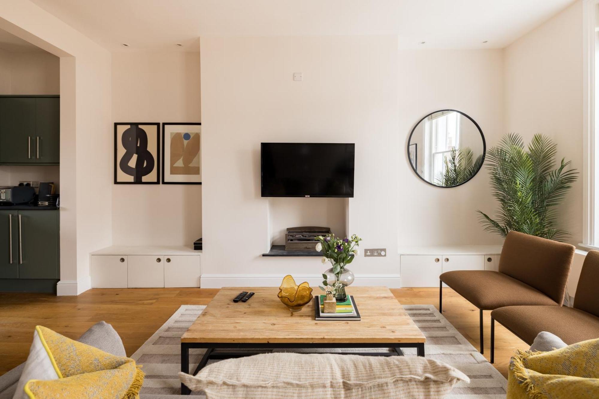 The Chelsea Nest - Stylish 2bdr With Balcony Apartment