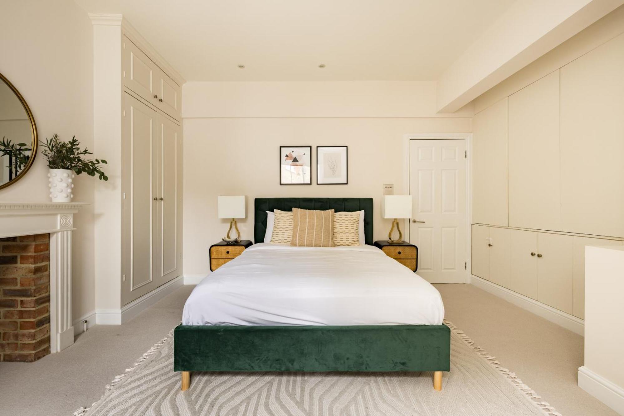 The Chelsea Nest - Stylish 2bdr With Balcony Apartment *