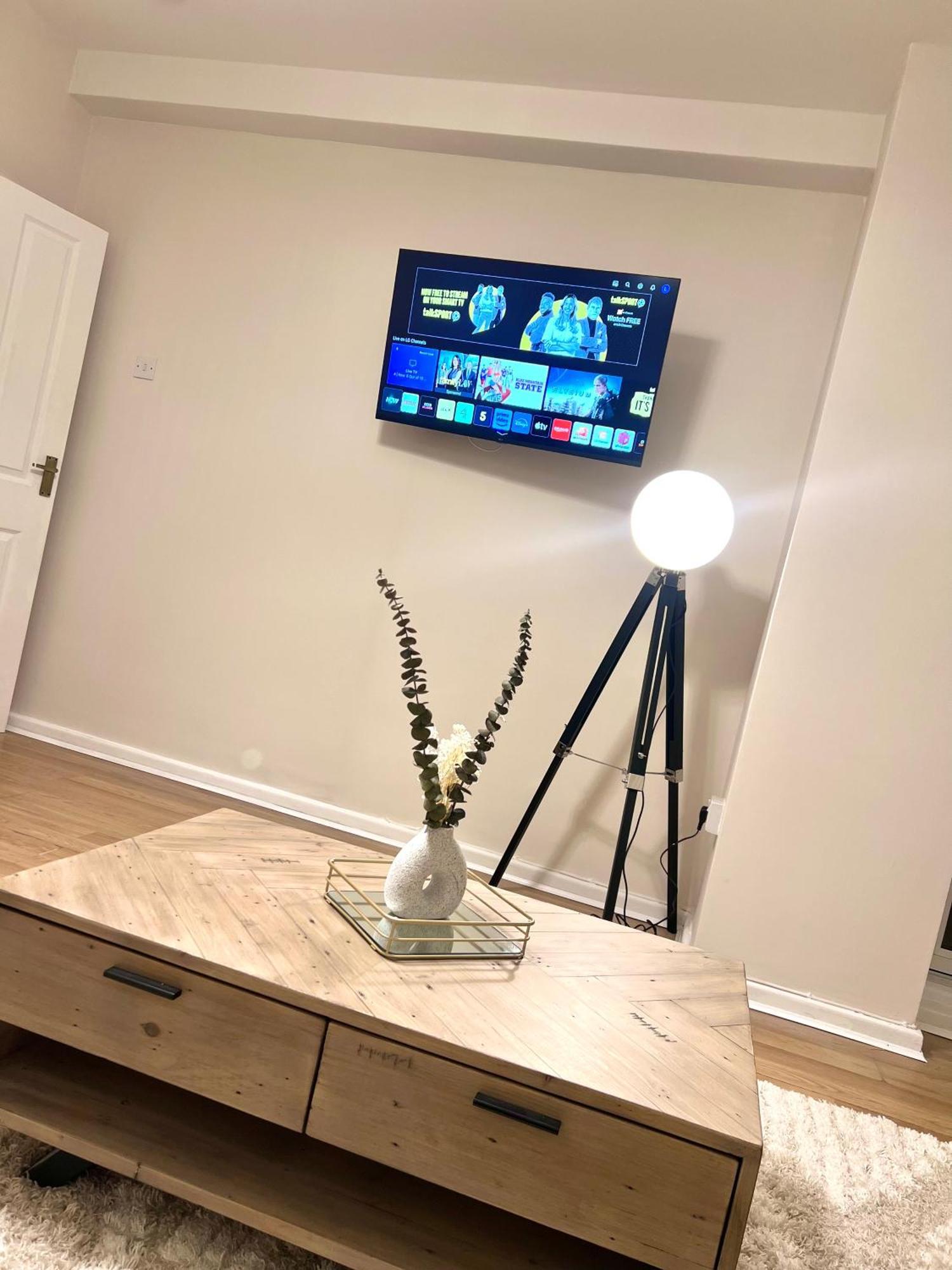 Apartment 3 Minutes To Tower Of Trendy Shoreditch Recently Refurbished 3 Bedrooms Sleeps 8 *