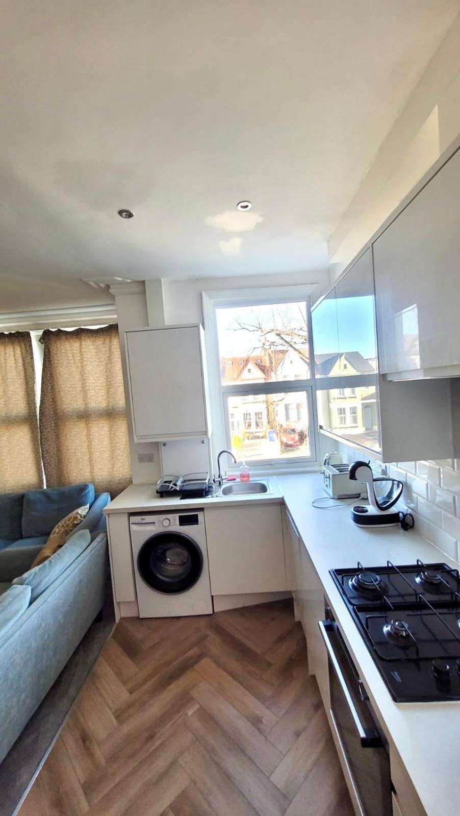 Two Bedroom Flat In * Londres