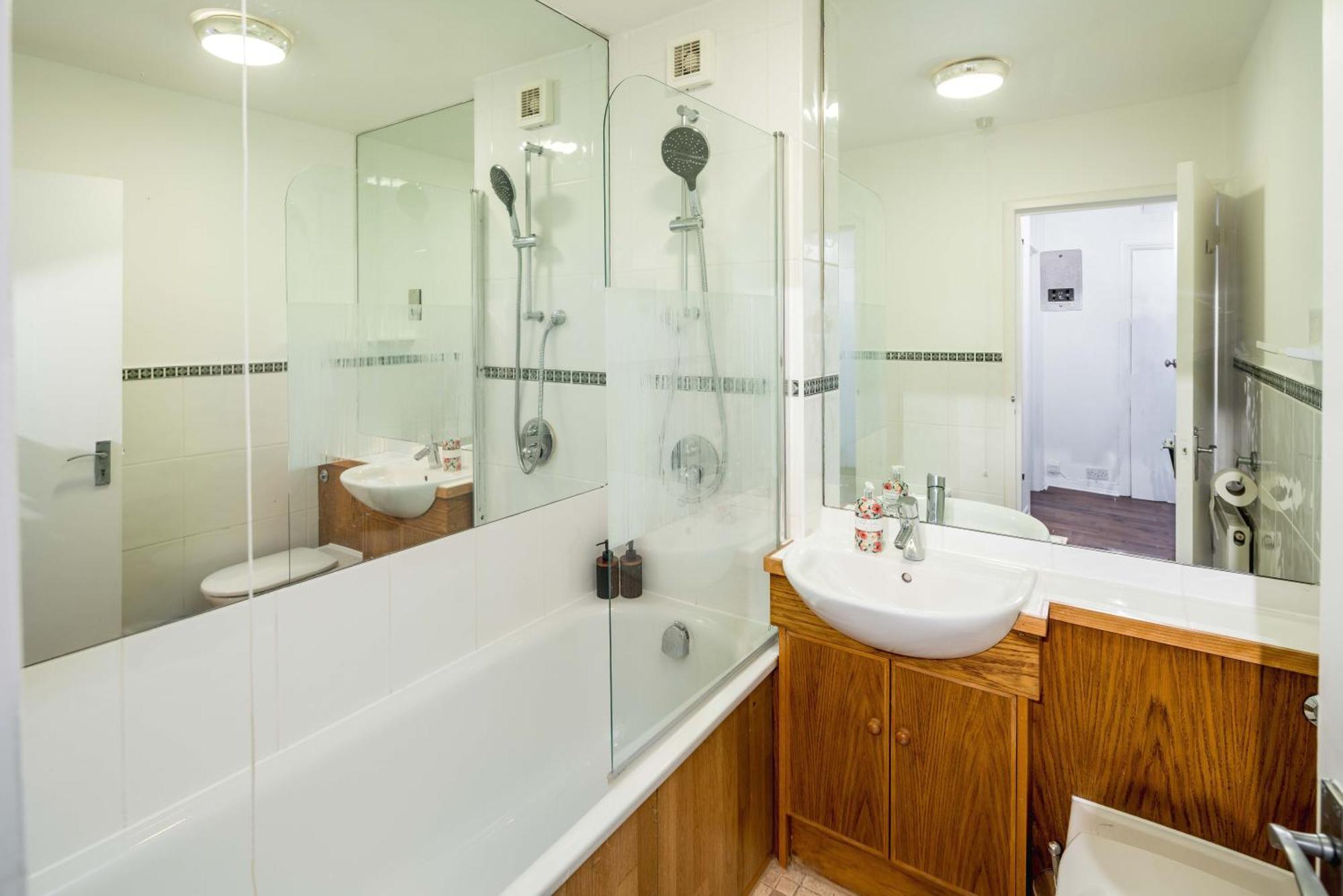 Beautiful 2-bed, 2 Bathrooms Flat In Zone 1, - Just Minutes Walk To High Street Kensington, Earls Court, Hyde Park * London