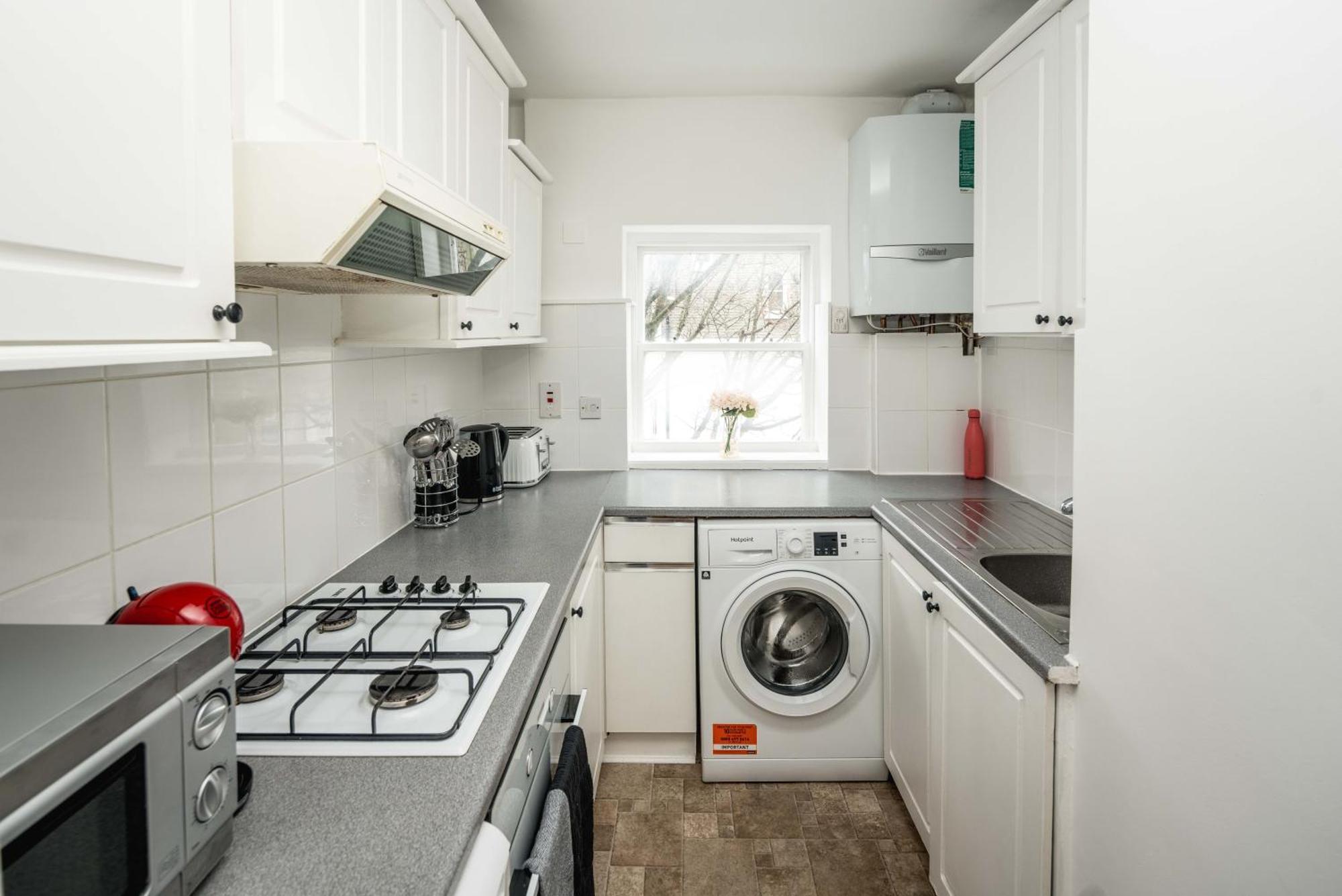Beautiful 2-bed, 2 Bathrooms Flat In Zone 1, - Just Minutes Walk To High Street Kensington, Earls Court, Hyde Park Apartment London