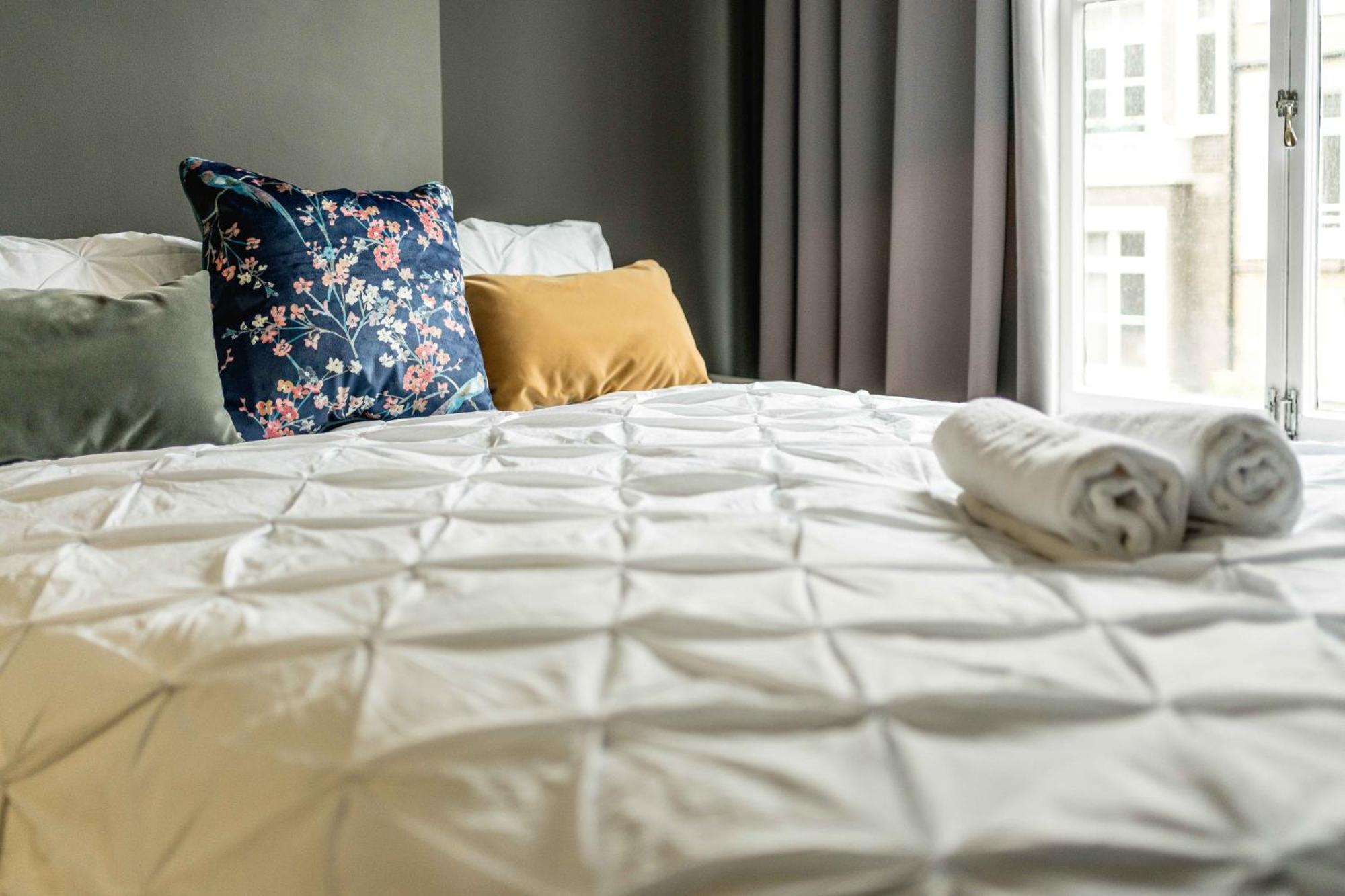 Beautiful 2-bed, 2 Bathrooms Flat In Zone 1, - Just Minutes Walk To High Street Kensington, Earls Court, Hyde Park London
