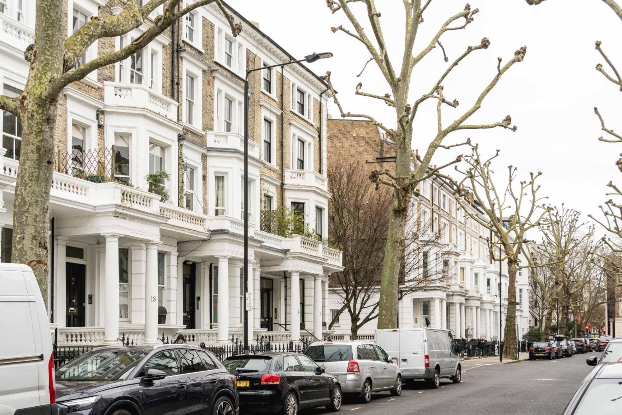 Apartment Beautiful 2-bed, 2 Bathrooms Flat In Zone 1, - Just Minutes Walk To High Street Kensington, Earls Court, Hyde Park