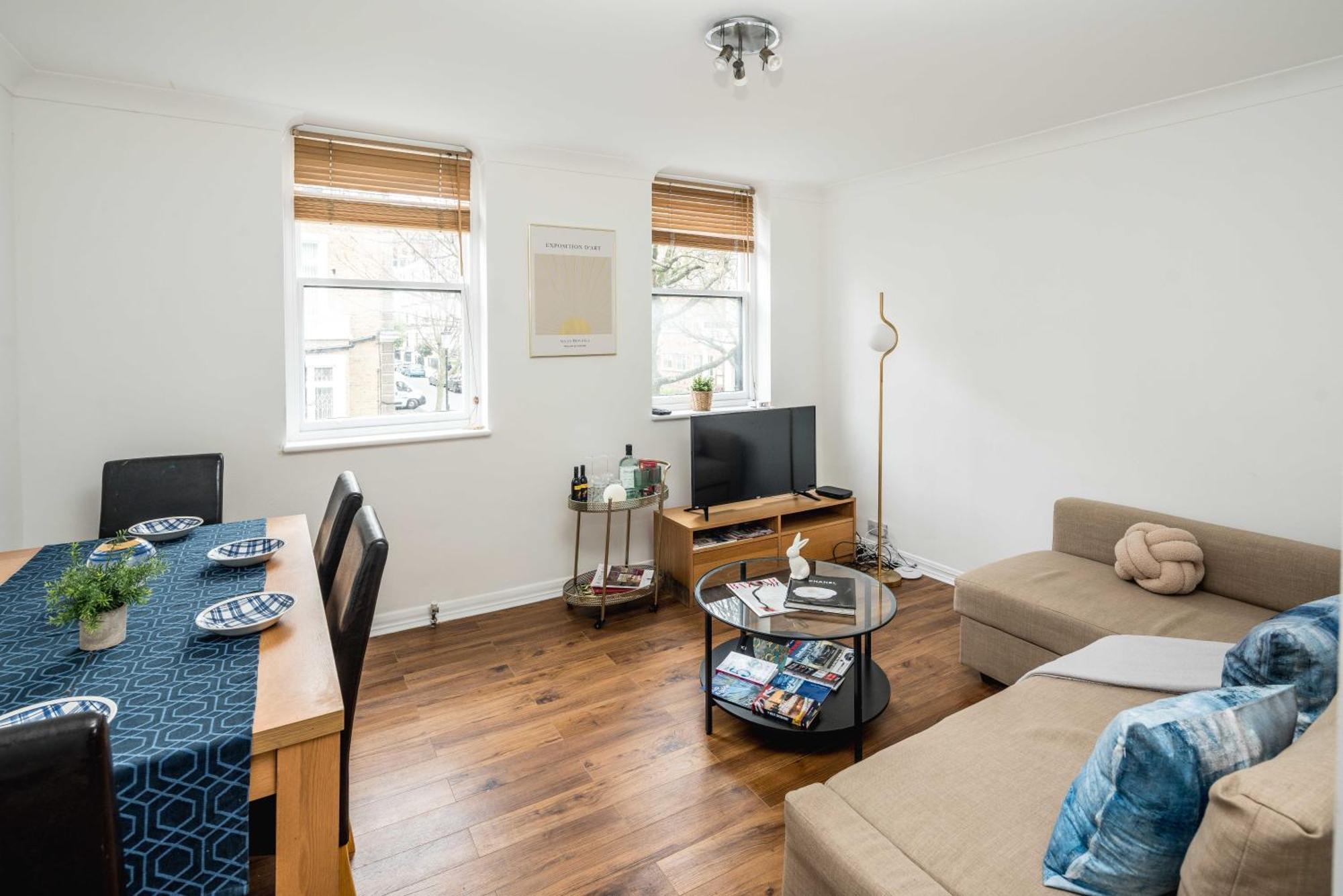 Apartment Beautiful 2-bed, 2 Bathrooms Flat In Zone 1, - Just Minutes Walk To High Street Kensington, Earls Court, Hyde Park *