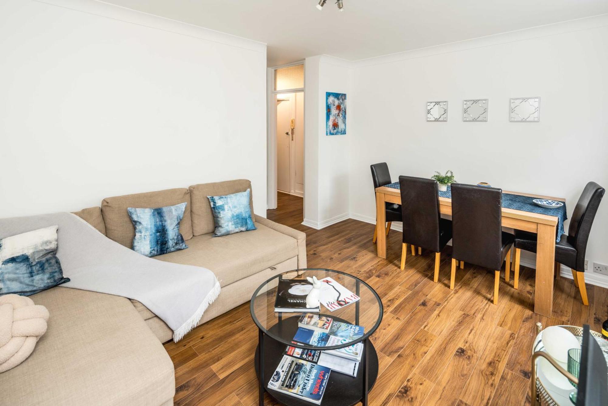 Beautiful 2-bed, 2 Bathrooms Flat In Zone 1, - Just Minutes Walk To High Street Kensington, Earls Court, Hyde Park Apartment London