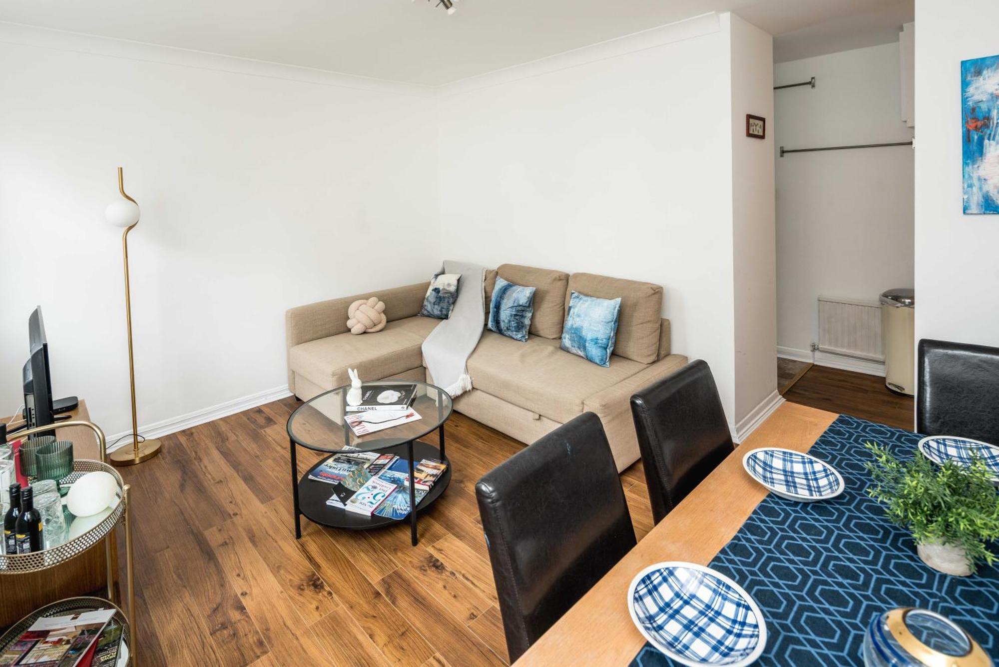 Apartment Beautiful 2-bed, 2 Bathrooms Flat In Zone 1, - Just Minutes Walk To High Street Kensington, Earls Court, Hyde Park London