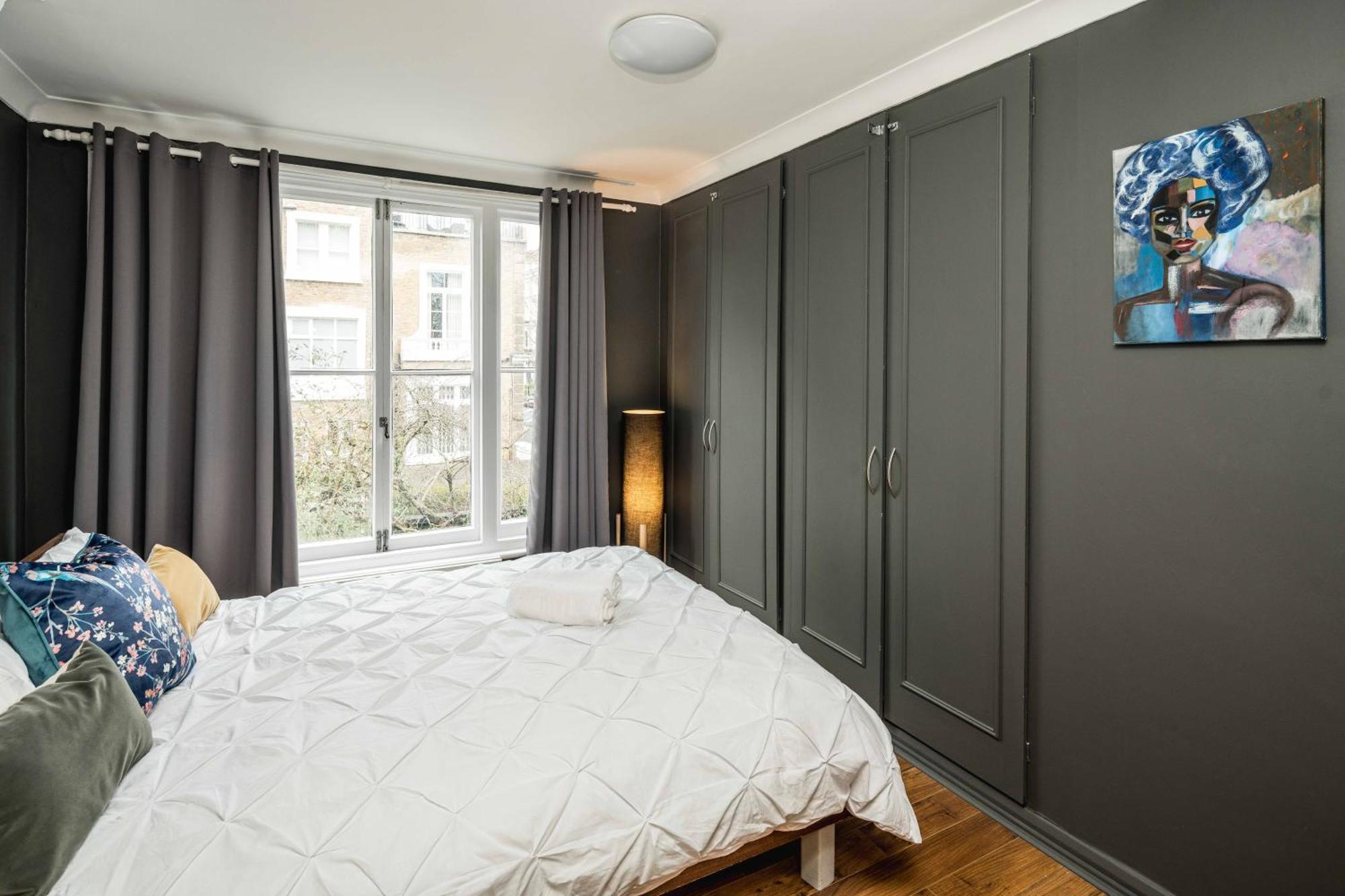 Beautiful 2-bed, 2 Bathrooms Flat In Zone 1, - Just Minutes Walk To High Street Kensington, Earls Court, Hyde Park