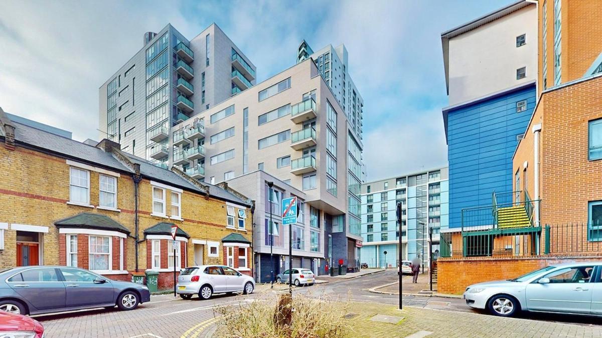 Near Westfield Stratford & Abba Arena! * London