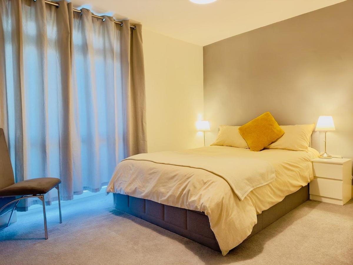 Apartment Prime Location By Eye - Direct View - Entire Flat For 3 Adults & 1 Child *
