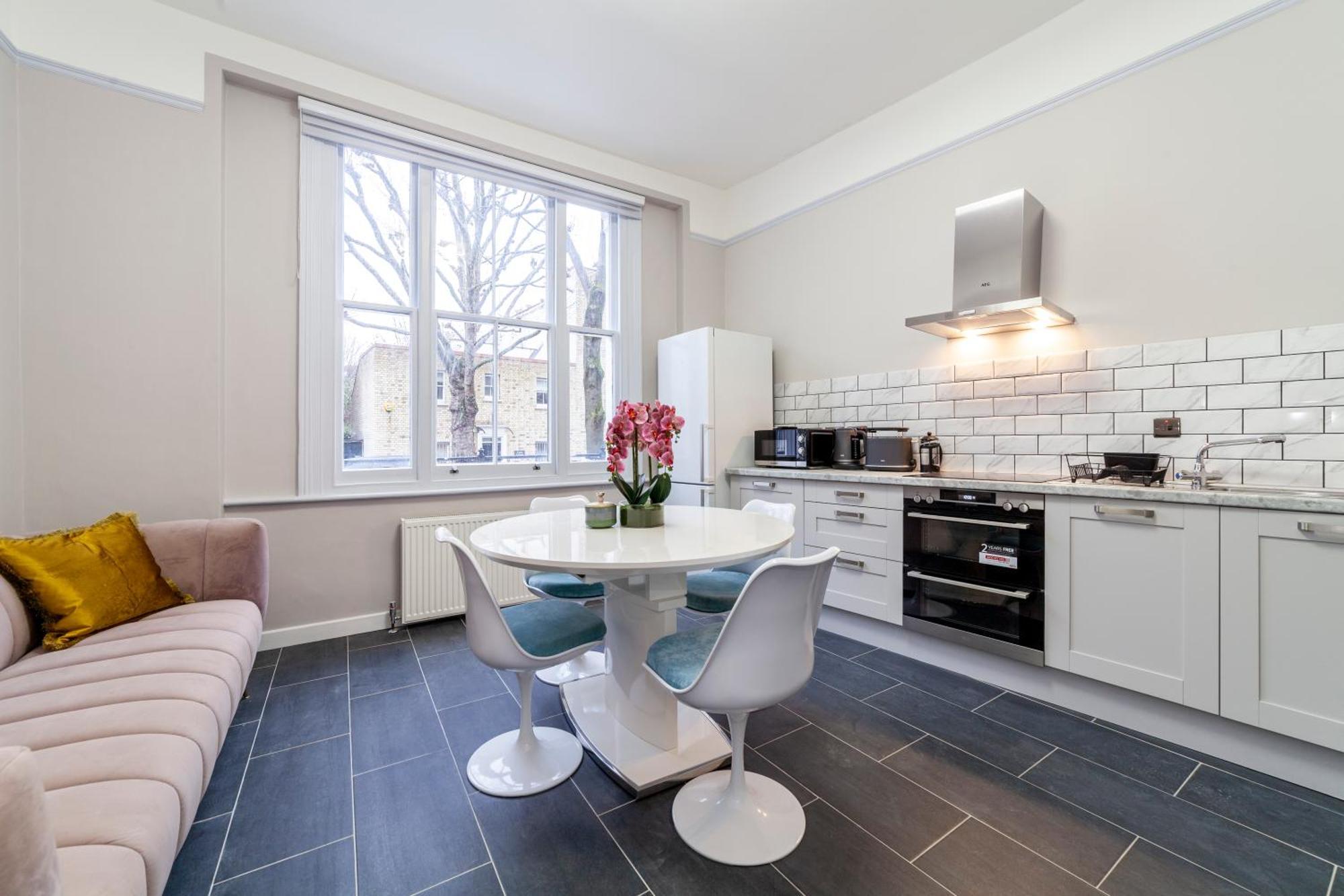 Vibrant 2 Bedroom Flat In Victorian House, Earl's Court *