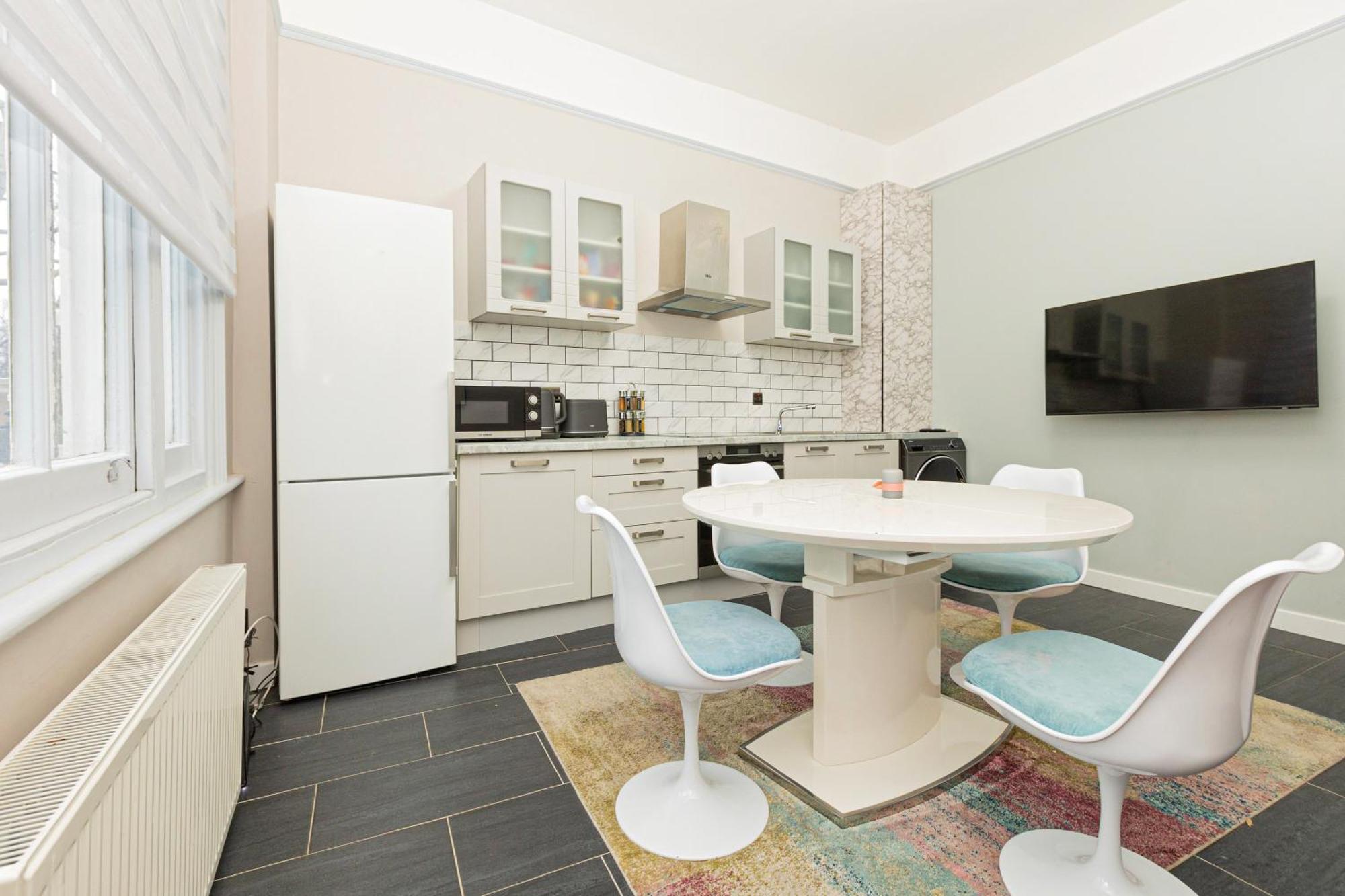 Vibrant 2 Bedroom Flat In Victorian House, Earl's Court * London