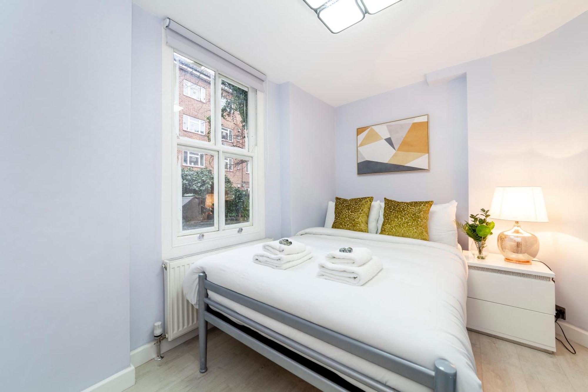 Vibrant 2 Bedroom Flat In Victorian House, Earl's Court * London