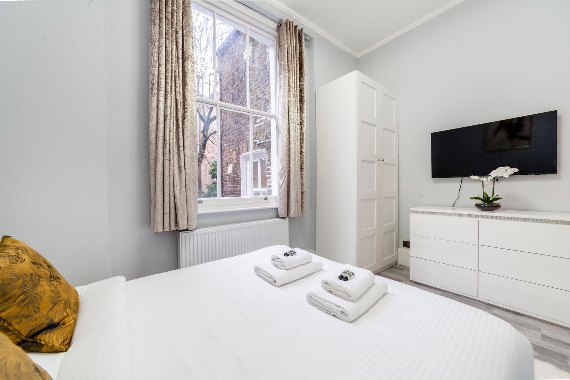 Vibrant 2 Bedroom Flat In Victorian House, Earl's Court *