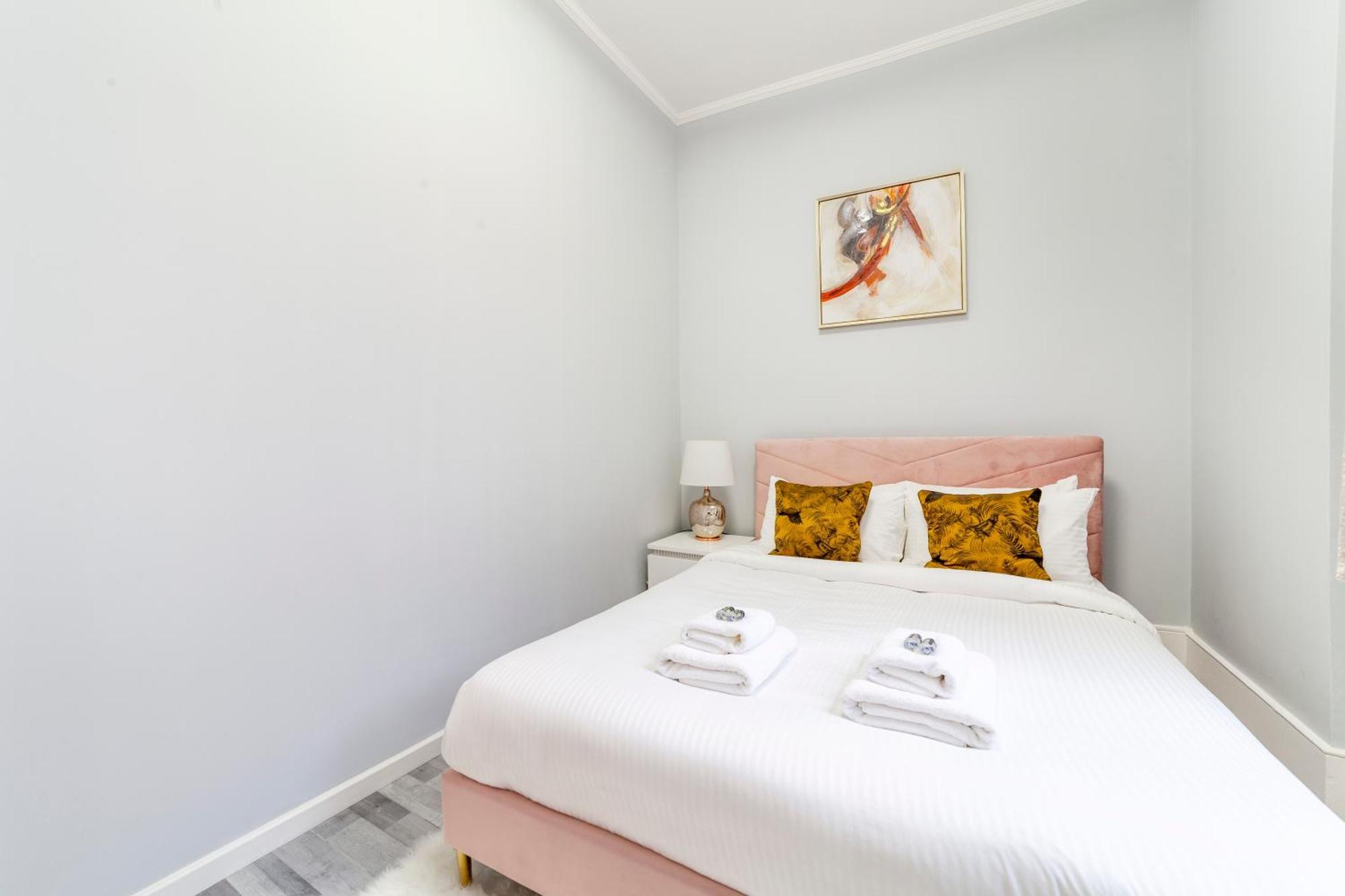 Vibrant 2 Bedroom Flat In Victorian House, Earl's Court * London