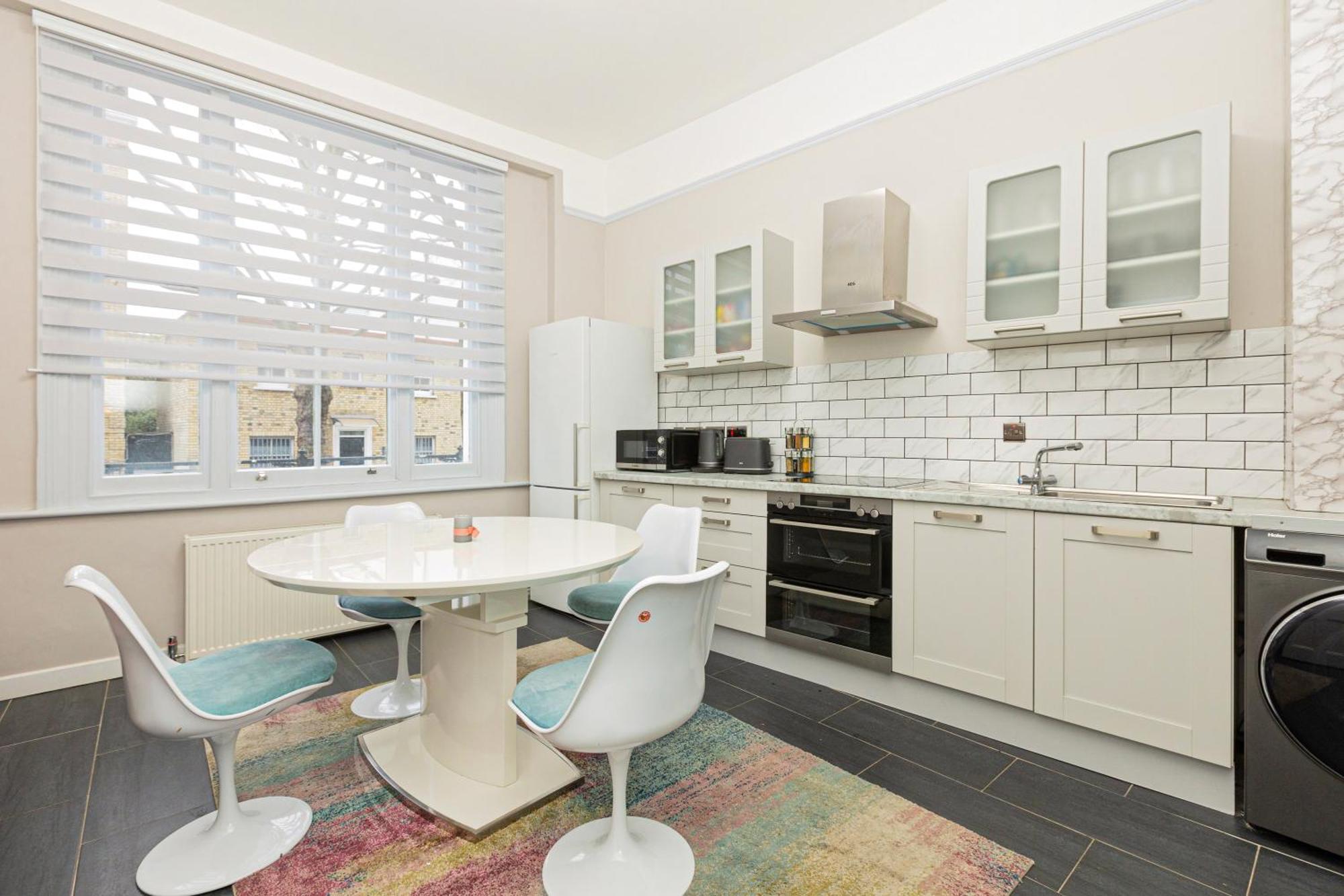 Vibrant 2 Bedroom Flat In Victorian House, Earl's Court * London