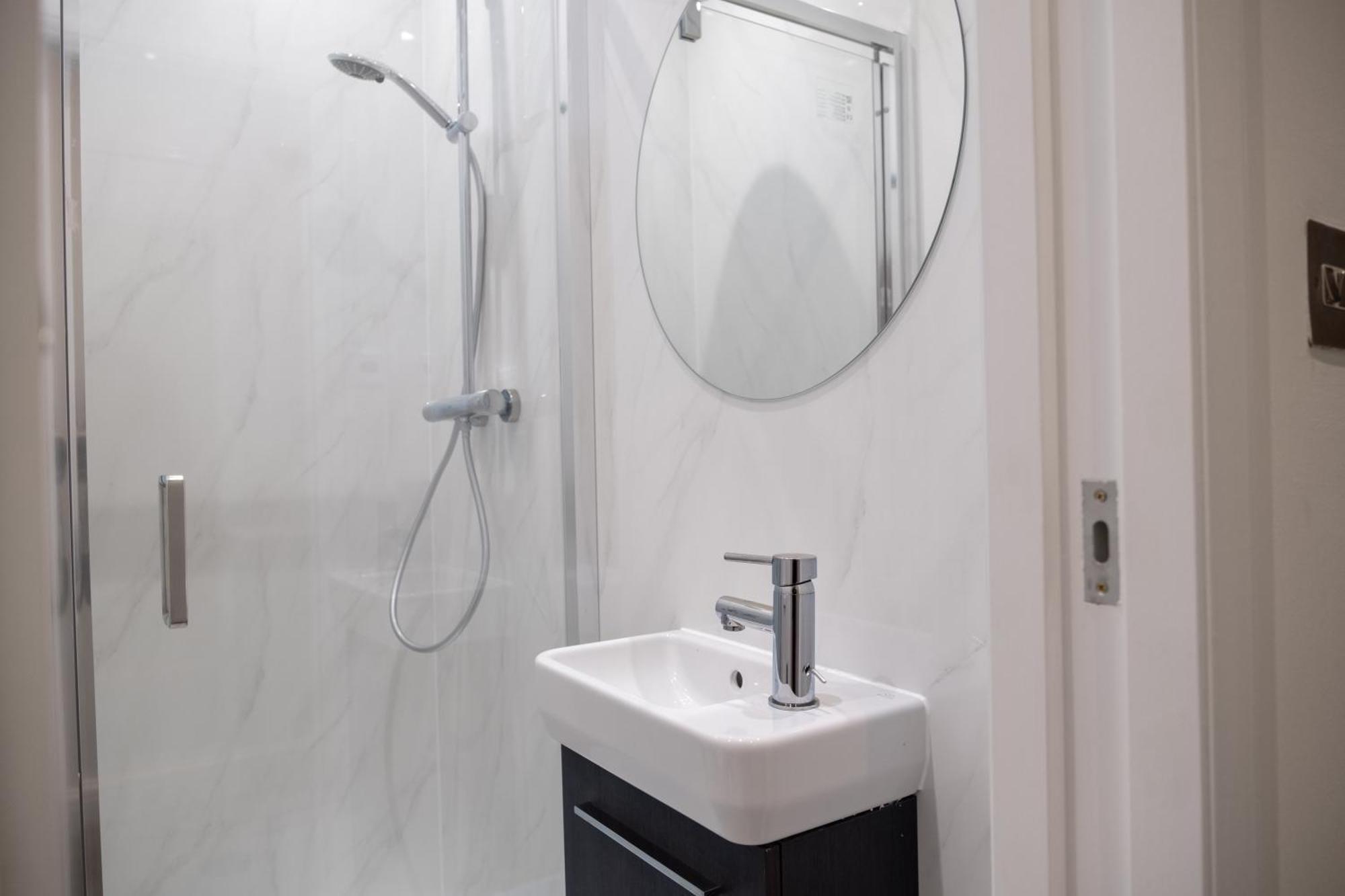 Apartment Zone 2 Spacious Two-bedroom With Parking London