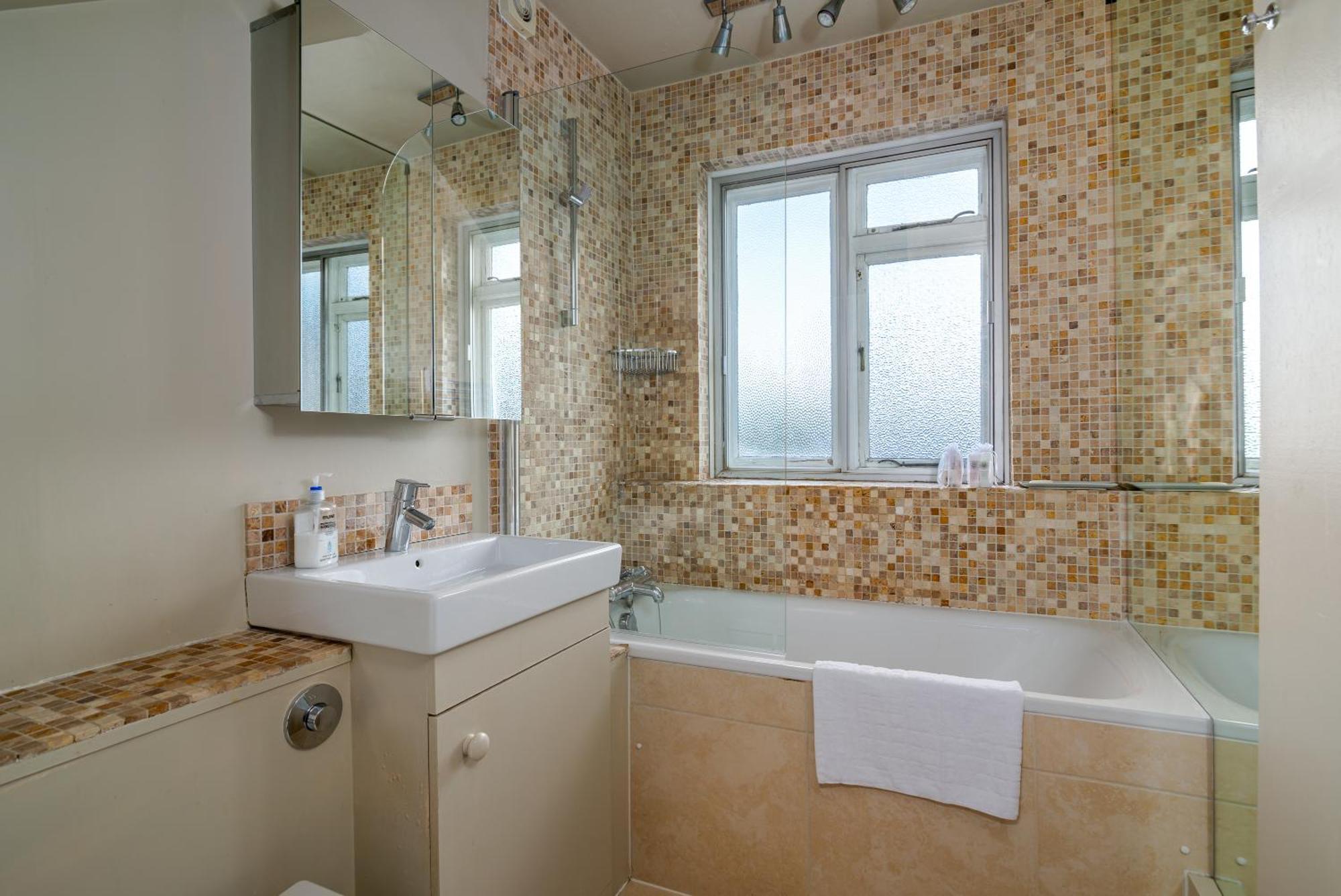 Stunning Flat In Little Venice Opposite The Canal London