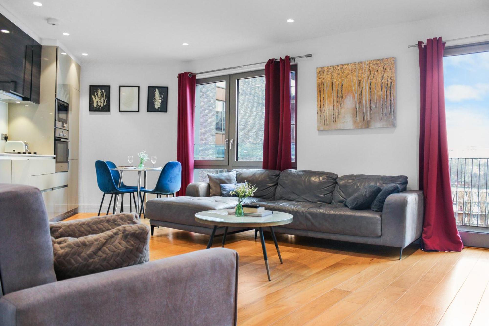 Station 5 Minutes, Balcony , 10 Minutes To O2 Arena * London