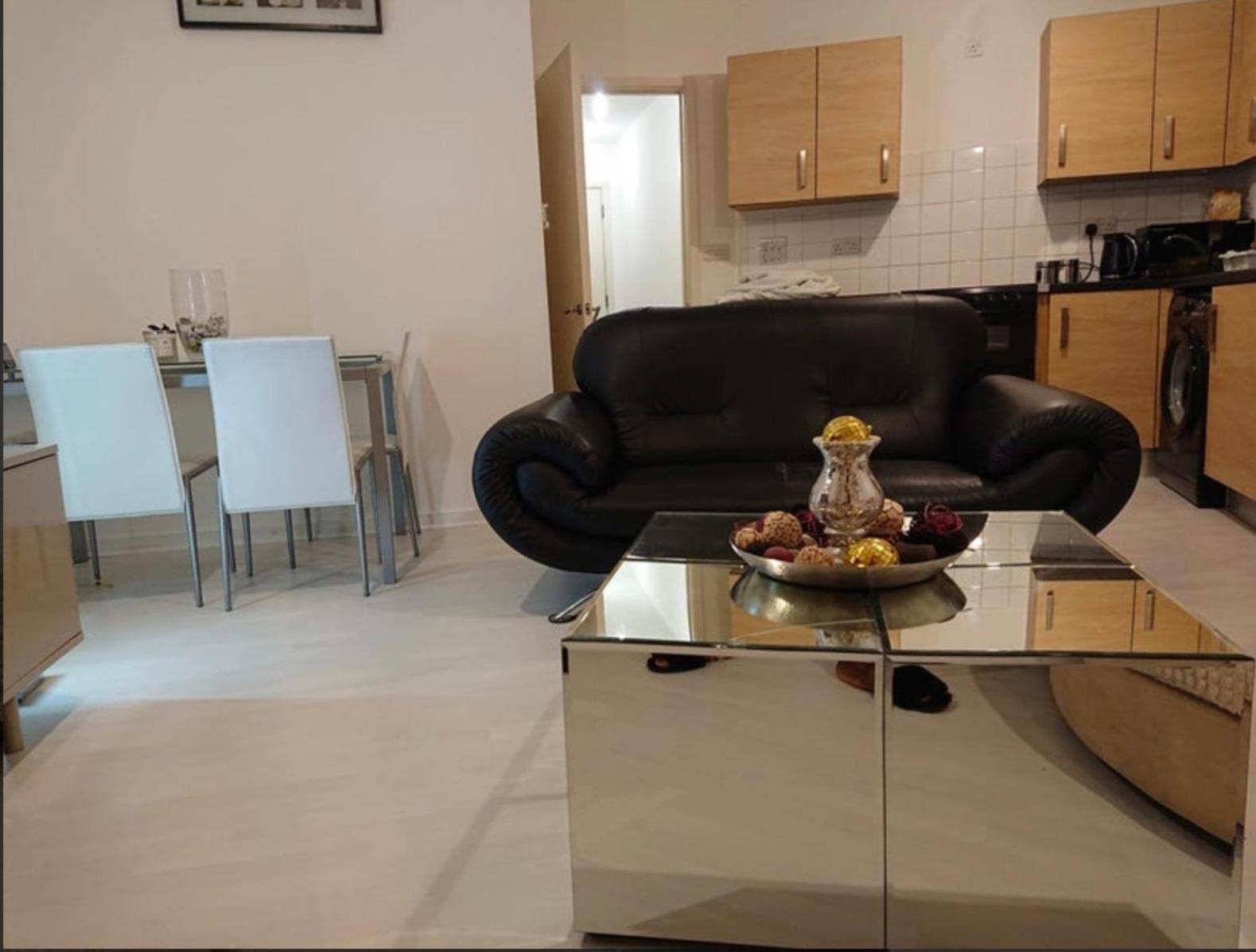 Apartment Lovely Private Bedroom In London