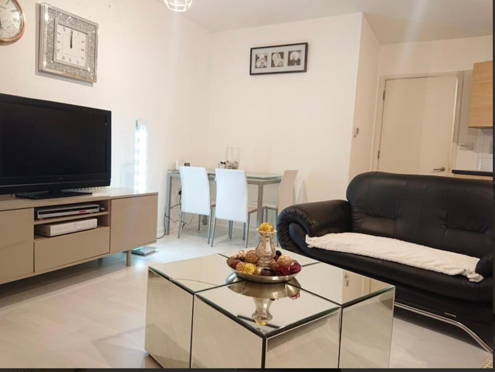 Lovely Private Bedroom In Apartment London