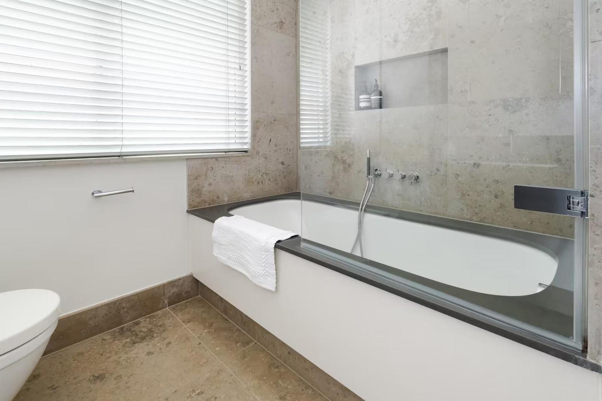 Exquisite Single-level Knightsbridge Flat Wlift
