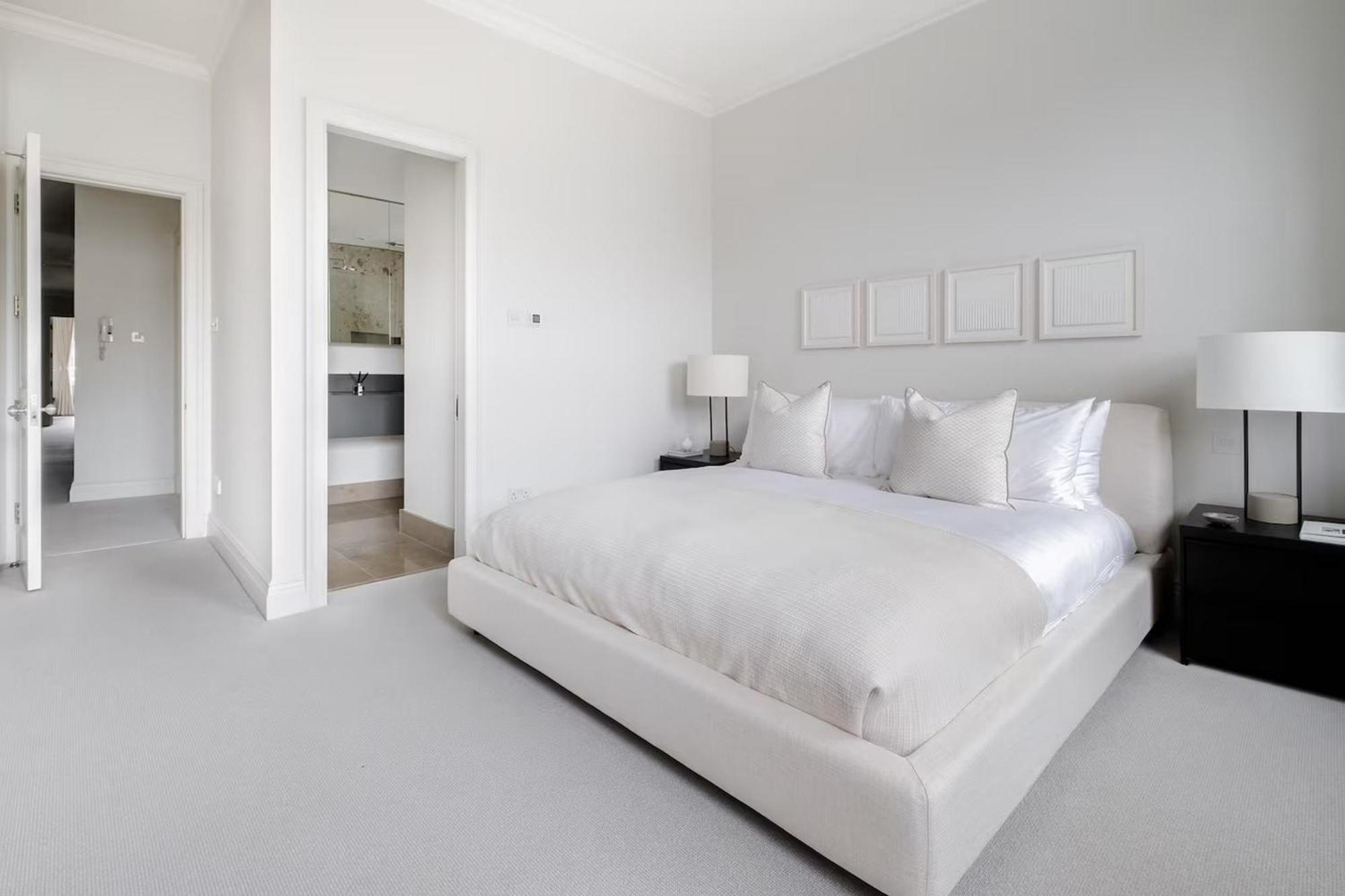 Exquisite Single-level Knightsbridge Flat Wlift *