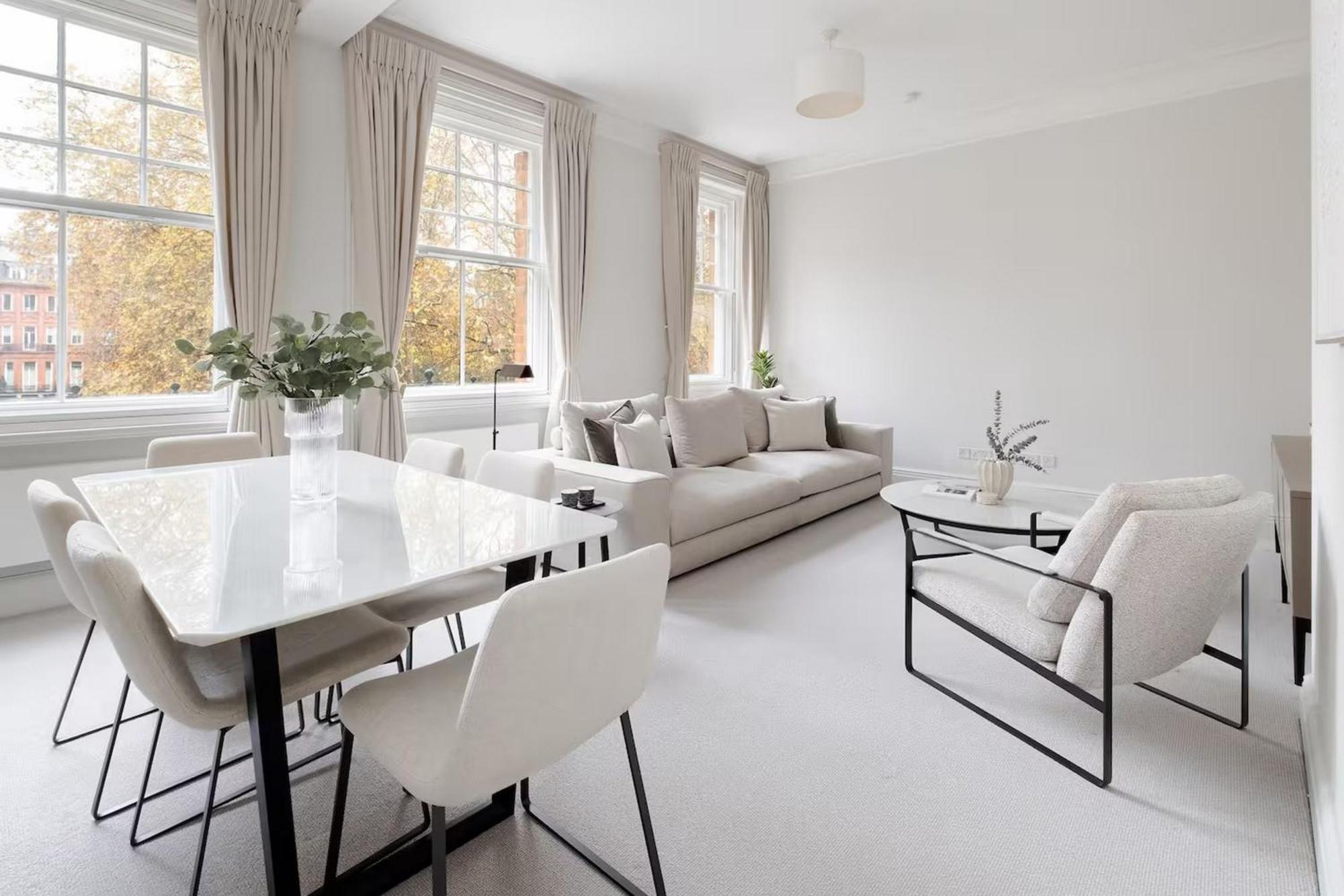 Exquisite Single-level Knightsbridge Flat Wlift