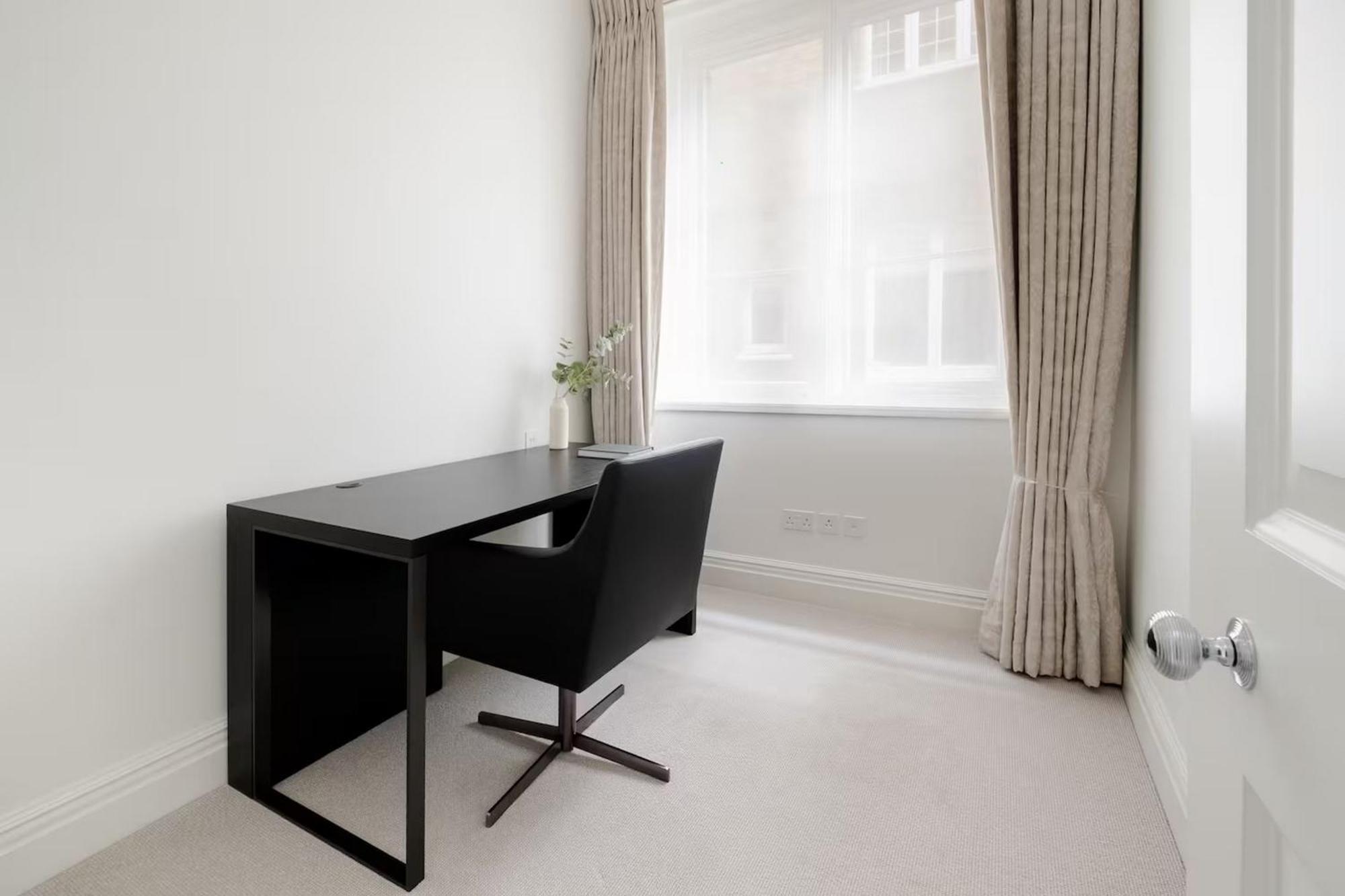 Exquisite Single-level Knightsbridge Flat Wlift Apartment