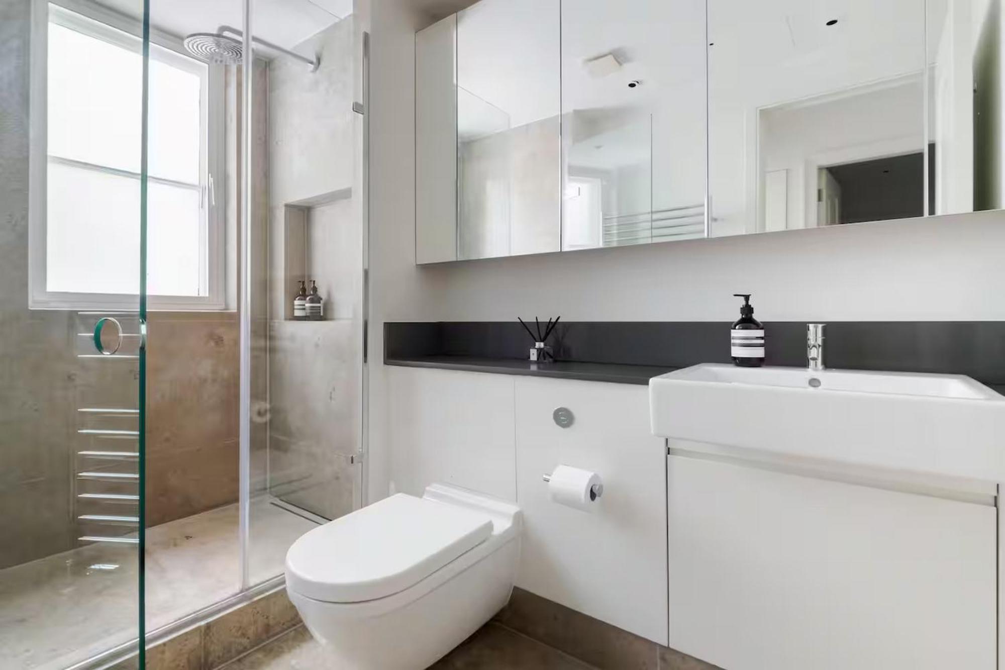 Exquisite Single-level Knightsbridge Flat Wlift Apartment