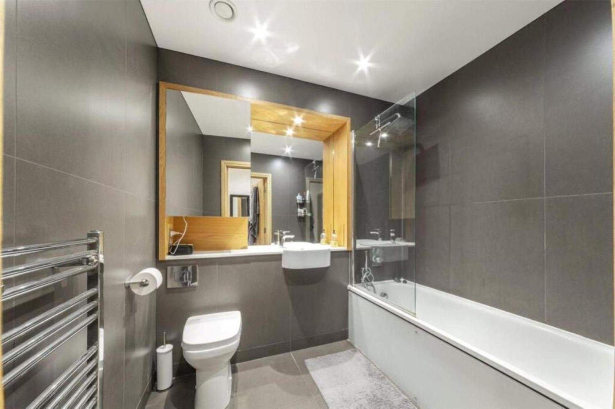 Apartment Beautiful Modern 2 Bedroom With Balcony *