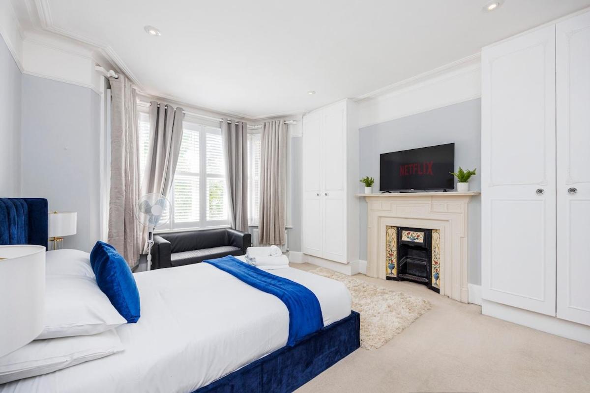 6 Bedroom West Home, Acton, Free Parking , Pool Table , 75 Inch Tv, Sleeps 11 Offers * London