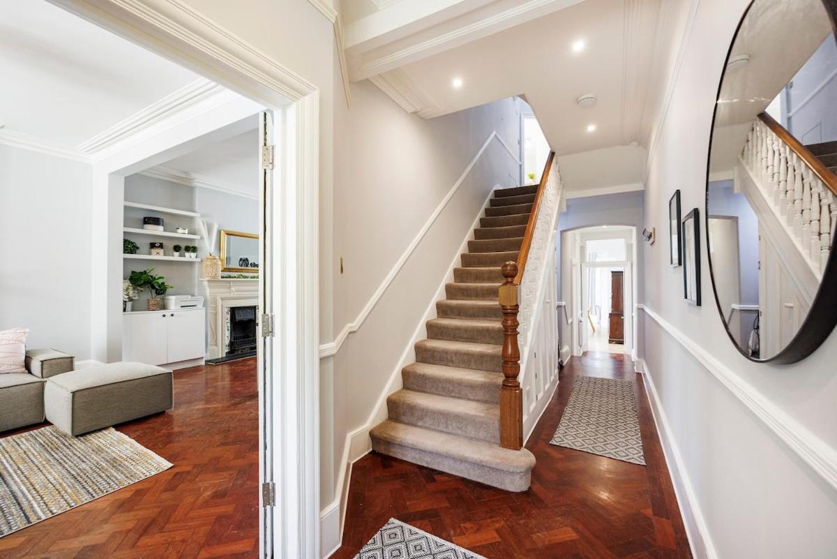 Apartment 6 Bedroom West Home, Acton, Free Parking , Pool Table , 75 Inch Tv, Sleeps 11 Offers