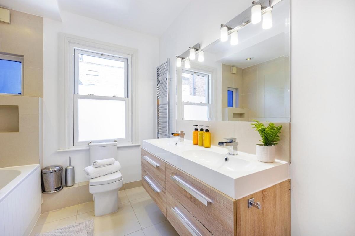 6 Bedroom West Home, Acton, Free Parking , Pool Table , 75 Inch Tv, Sleeps 11 Offers Apartment London