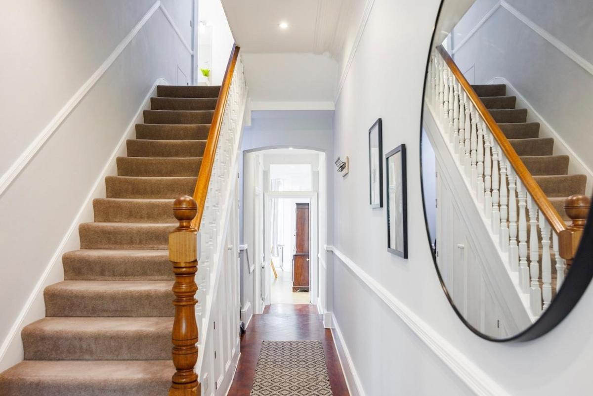 6 Bedroom West Home, Acton, Free Parking , Pool Table , 75 Inch Tv, Sleeps 11 Offers London