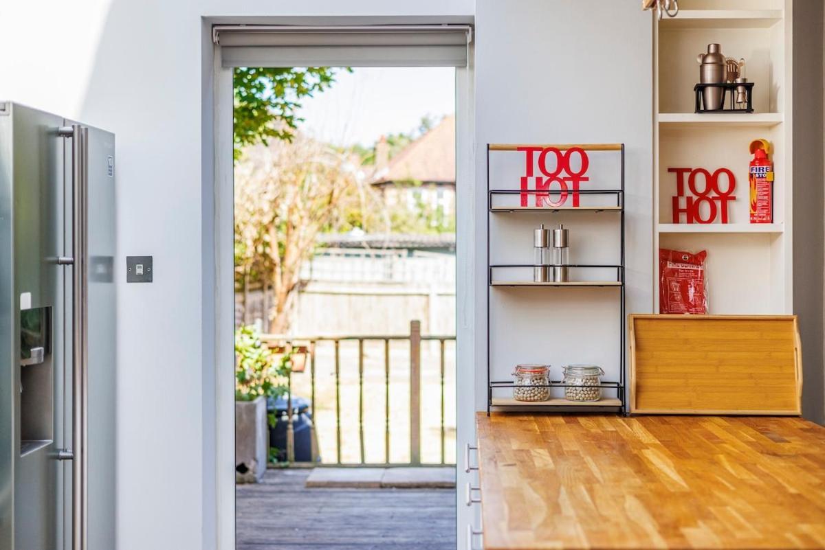 6 Bedroom West Home, Acton, Free Parking , Pool Table , 75 Inch Tv, Sleeps 11 Offers Apartment London