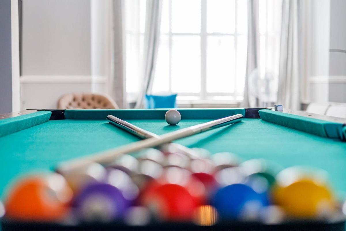 6 Bedroom West Home, Acton, Free Parking , Pool Table , 75 Inch Tv, Sleeps 11 Offers Apartment